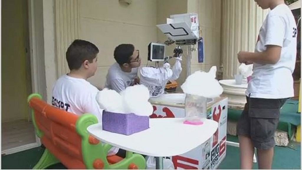 A group of young Egyptian inventors have designed a robot which autonomously makes candy floss.